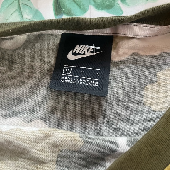 Nike camouflage crop tshirt - Picture 2 of 2